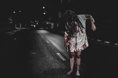 Korkunç kadın konsepti. Şehirdeki yolda bir hayalet var. Şehrin sokaklarında intikamcı bir ruh. Cadılar Bayramı festivali. Makyaj yapan hayalet surat