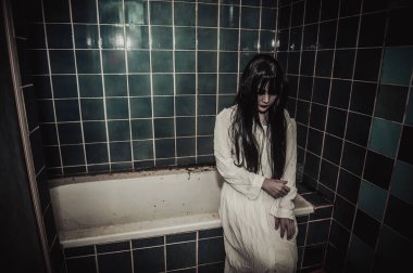 Hayaletten yapılmış Asyalı kadın portresi. Arka plan için korkunç bir korku sahnesi. Cadılar Bayramı festivali kavramı. Hayalet film posteri