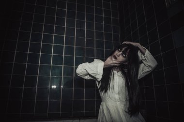 Hayaletten yapılmış Asyalı kadın portresi. Arka plan için korkunç bir korku sahnesi. Cadılar Bayramı festivali kavramı. Hayalet film posteri