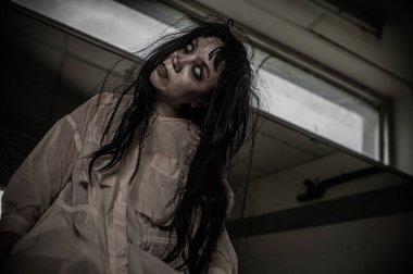 Hayaletten yapılmış Asyalı kadın portresi. Arka plan için korkunç bir korku sahnesi. Cadılar Bayramı festivali kavramı. Hayalet filmleri afişi, evde öfkeli bir ruh.