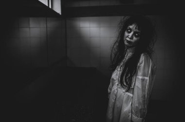 Hayaletten yapılmış Asyalı kadın portresi. Arka plan için korkunç bir korku sahnesi. Cadılar Bayramı festivali kavramı. Hayalet filmleri afişi, evde öfkeli bir ruh.