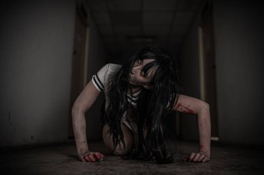 Hayaletten yapılmış Asyalı kadın portresi. Arka plan için korkunç bir korku sahnesi. Cadılar Bayramı festivali kavramı. Hayalet filmleri afişi, evde öfkeli bir ruh.