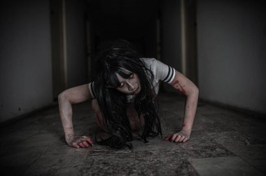 Hayaletten yapılmış Asyalı kadın portresi. Arka plan için korkunç bir korku sahnesi. Cadılar Bayramı festivali kavramı. Hayalet filmleri afişi, evde öfkeli bir ruh.