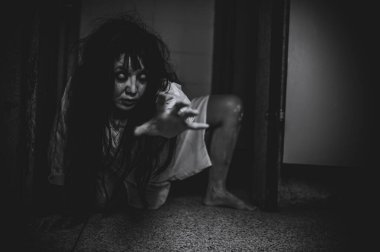 Hayaletten yapılmış Asyalı kadın portresi. Arka plan için korkunç bir korku sahnesi. Cadılar Bayramı festivali kavramı. Hayalet filmleri afişi, evde öfkeli bir ruh.