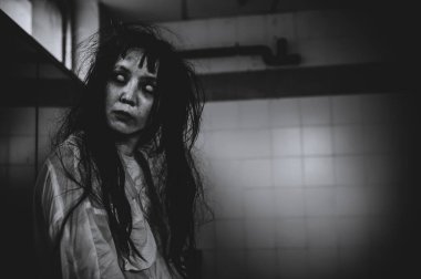 Hayaletten yapılmış Asyalı kadın portresi. Arka plan için korkunç bir korku sahnesi. Cadılar Bayramı festivali kavramı. Hayalet filmleri afişi, evde öfkeli bir ruh.