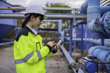 Çevre mühendisi atık su arıtma tesisinde çalışıyor. Su ikmal mühendisliği, su geri dönüşüm tesisinde tekrar kullanılmak üzere çalışıyor. Kriterler dahilinde olması için sudaki klor miktarını kontrol et..