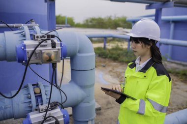 Çevre mühendisi atık su arıtma tesisinde çalışıyor. Su ikmal mühendisliği, su geri dönüşüm tesisinde tekrar kullanılmak üzere çalışıyor. Kriterler dahilinde olması için sudaki klor miktarını kontrol et..
