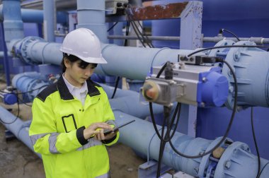 Çevre mühendisi atık su arıtma tesisinde çalışıyor. Su ikmal mühendisliği, su geri dönüşüm tesisinde tekrar kullanılmak üzere çalışıyor. Kriterler dahilinde olması için sudaki klor miktarını kontrol et..