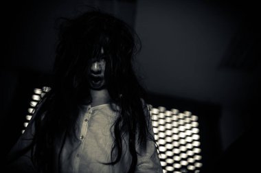 Hayaletten yapılmış Asyalı kadın portresi. Arka plan için korkunç bir korku sahnesi. Cadılar Bayramı festivali kavramı. Hayalet filmleri afişi, evde öfkeli bir ruh.