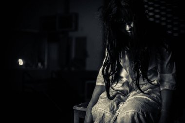 Hayaletten yapılmış Asyalı kadın portresi. Arka plan için korkunç bir korku sahnesi. Cadılar Bayramı festivali kavramı. Hayalet filmleri afişi, evde öfkeli bir ruh.