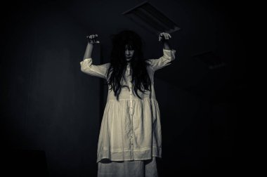 Hayaletten yapılmış Asyalı kadın portresi. Arka plan için korkunç bir korku sahnesi. Cadılar Bayramı festivali kavramı. Hayalet filmleri afişi, evde öfkeli bir ruh.