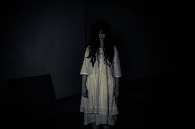 Hayaletten yapılmış Asyalı kadın portresi. Arka plan için korkunç bir korku sahnesi. Cadılar Bayramı festivali kavramı. Hayalet filmleri afişi, evde öfkeli bir ruh.