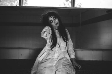 Hayaletten yapılmış Asyalı kadın portresi. Arka plan için korkunç bir korku sahnesi. Cadılar Bayramı festivali kavramı. Hayalet filmleri afişi, evde öfkeli bir ruh.