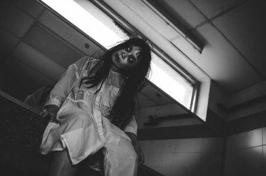 Hayaletten yapılmış Asyalı kadın portresi. Arka plan için korkunç bir korku sahnesi. Cadılar Bayramı festivali kavramı. Hayalet filmleri afişi, evde öfkeli bir ruh.