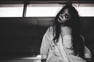 Hayaletten yapılmış Asyalı kadın portresi. Arka plan için korkunç bir korku sahnesi. Cadılar Bayramı festivali kavramı. Hayalet filmleri afişi, evde öfkeli bir ruh.