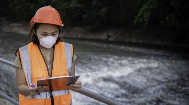 Gelişmiş bir elektrik mühendisi, su tesisatının elektrik sistemini inceliyor. Atık su arıtma sisteminin kontrol sistemi için bakım teknisyeni