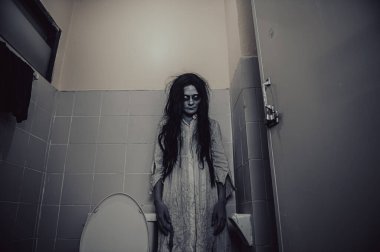 Hayaletten yapılmış Asyalı kadın portresi. Arka plan için korkunç bir korku sahnesi. Cadılar Bayramı festivali kavramı. Hayalet filmleri afişi, evde öfkeli bir ruh.