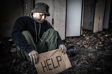 Asyalı adam yan yolda evsiz. Bir yabancı, ailesi olmadığı için yolda tek başına yaşamak zorundadır..