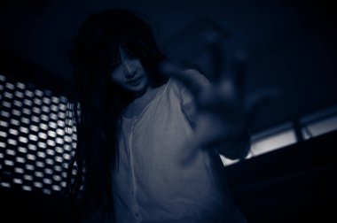 Hayaletten yapılmış Asyalı kadın portresi. Arka plan için korkunç bir korku sahnesi. Cadılar Bayramı festivali kavramı. Hayalet filmleri afişi, evde öfkeli bir ruh.