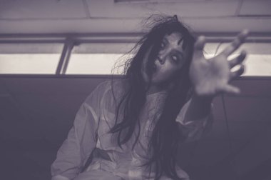 Hayaletten yapılmış Asyalı kadın portresi. Arka plan için korkunç bir korku sahnesi. Cadılar Bayramı festivali kavramı. Hayalet filmleri afişi, evde öfkeli bir ruh.