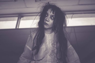 Hayaletten yapılmış Asyalı kadın portresi. Arka plan için korkunç bir korku sahnesi. Cadılar Bayramı festivali kavramı. Hayalet filmleri afişi, evde öfkeli bir ruh.