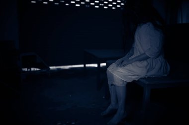 Hayaletten yapılmış Asyalı kadın portresi. Arka plan için korkunç bir korku sahnesi. Cadılar Bayramı festivali kavramı. Hayalet filmleri afişi, evde öfkeli bir ruh.