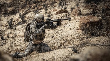 Özel kuvvetlerin çöldeki savaşlardaki askeri. Taylandlılar. Asker.