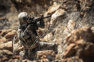 Özel kuvvetlerin çöldeki savaşlardaki askeri. Taylandlılar. Asker.