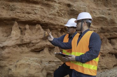 Jeologlar benimkini inceliyor. Kaşifler mineralleri aramak için toprak örnekleri topluyor..