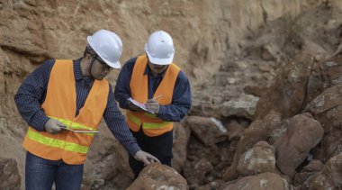 Jeologlar benimkini inceliyor. Kaşifler mineralleri aramak için toprak örnekleri topluyor..