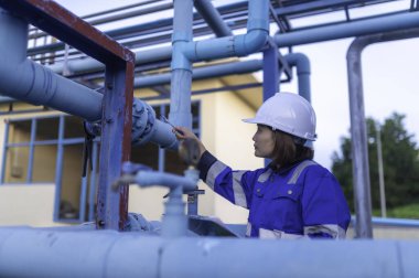 Çevre mühendisi atık su arıtma tesisinde çalışıyor. Su ikmal mühendisliği, su geri dönüşüm tesisinde tekrar kullanılmak üzere çalışıyor. Kriterler dahilinde olması için sudaki klor miktarını kontrol et..