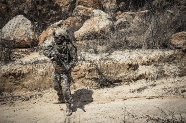 Özel kuvvetlerin çöldeki savaşlardaki askeri. Taylandlılar. Asker.