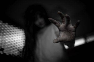 Hayaletten yapılmış Asyalı kadın portresi. Arka plan için korkunç bir korku sahnesi. Cadılar Bayramı festivali kavramı. Hayalet filmleri afişi, evde öfkeli bir ruh.