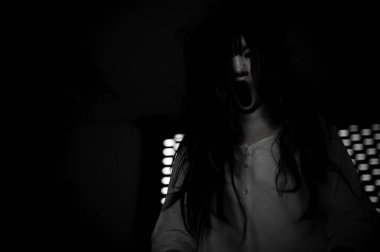 Hayaletten yapılmış Asyalı kadın portresi. Arka plan için korkunç bir korku sahnesi. Cadılar Bayramı festivali kavramı. Hayalet filmleri afişi, evde öfkeli bir ruh.