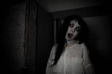 Hayaletten yapılmış Asyalı kadın portresi. Arka plan için korkunç bir korku sahnesi. Cadılar Bayramı festivali kavramı. Hayalet filmleri afişi, evde öfkeli bir ruh.