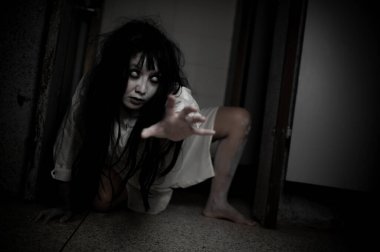 Hayaletten yapılmış Asyalı kadın portresi. Arka plan için korkunç bir korku sahnesi. Cadılar Bayramı festivali kavramı. Hayalet filmleri afişi, evde öfkeli bir ruh.