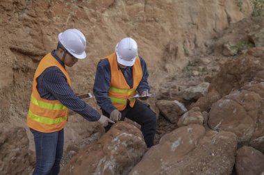 Jeologlar benimkini inceliyor. Kaşifler mineralleri aramak için toprak örnekleri topluyor..