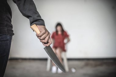 Gece olay yerinde iple bağlı Asyalı rehine kadın. Hırsızlar fidye için kaçırıldı. Taylandlılar.