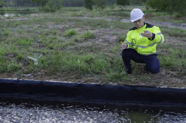 Çevre mühendisi su kalitesini inceliyor. Test için laboratuvara su getirin. Su ve topraktaki mineralleri kontrol et. Su kaynaklarındaki kirleticileri kontrol et.