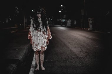 Korkunç kadın konsepti. Şehirdeki yolda bir hayalet var. Şehrin sokaklarında intikamcı bir ruh. Cadılar Bayramı festivali. Makyaj yapan hayalet surat
