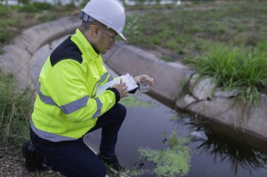Çevre mühendisi su kalitesini inceliyor. Test için laboratuvara su getirin. Su ve topraktaki mineralleri kontrol et. Su kaynaklarındaki kirleticileri kontrol et.