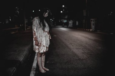 Korkunç kadın konsepti. Şehirdeki yolda bir hayalet var. Şehrin sokaklarında intikamcı bir ruh. Cadılar Bayramı festivali. Makyaj yapan hayalet surat