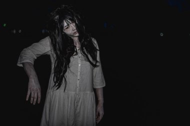 Asyalı kadın portresi kanla kaplanmış hayalet yüzü. Korku sahnesi. Ürkütücü bir geçmiş. Cadılar Bayramı posteri. Taylandlılar.