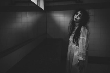 Hayaletten yapılmış Asyalı kadın portresi. Arka plan için korkunç bir korku sahnesi. Cadılar Bayramı festivali kavramı. Hayalet filmleri afişi, evde öfkeli bir ruh.