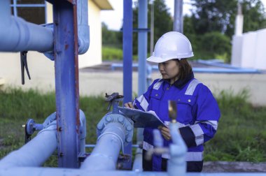 Çevre mühendisi atık su arıtma tesisinde çalışıyor. Su ikmal mühendisliği, su geri dönüşüm tesisinde tekrar kullanılmak üzere çalışıyor. Kriterler dahilinde olması için sudaki klor miktarını kontrol et..