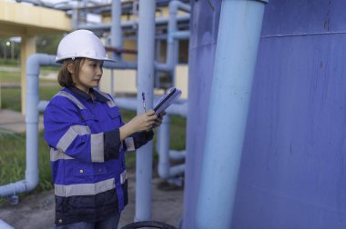 Çevre mühendisi atık su arıtma tesisinde çalışıyor. Su ikmal mühendisliği, su geri dönüşüm tesisinde tekrar kullanılmak üzere çalışıyor. Kriterler dahilinde olması için sudaki klor miktarını kontrol et..
