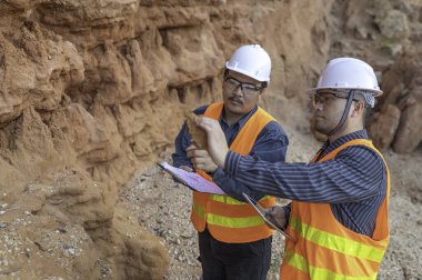 Jeologlar benimkini inceliyor. Kaşifler mineralleri aramak için toprak örnekleri topluyor..