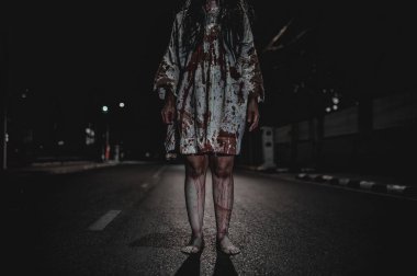 Korkunç kadın konsepti. Şehirdeki yolda bir hayalet var. Şehrin sokaklarında intikamcı bir ruh. Cadılar Bayramı festivali. Makyaj yapan hayalet surat