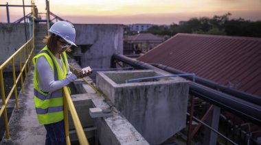 Çevre mühendisi atık su arıtma tesisinde çalışıyor. Su ikmal mühendisliği, su geri dönüşüm tesisinde tekrar kullanılmak üzere çalışıyor. Kriterler dahilinde olması için sudaki klor miktarını kontrol et..