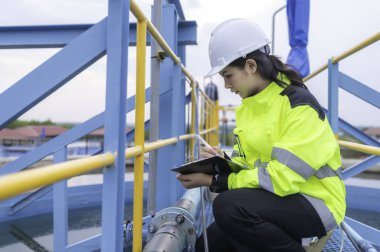 Çevre mühendisi atık su arıtma tesisinde çalışıyor. Su ikmal mühendisliği, su geri dönüşüm tesisinde tekrar kullanılmak üzere çalışıyor. Kriterler dahilinde olması için sudaki klor miktarını kontrol et..